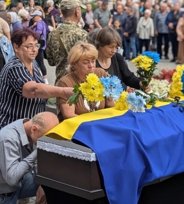 Майже рік вважався зниклим безвісти: Ковель навколішки попрощався з Героєм Віктором Дорощуком