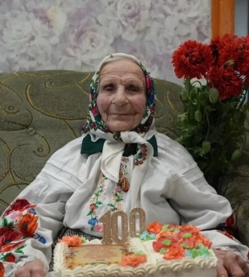 Веде щоденник та вирощує полуницю: 100-річна жителька Сумщини розкрила секрет довголіття