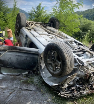 Неподалік Хотина водій вистрибнув з палаючого BMW X5. Авто з'їхало на узбіччя дороги
