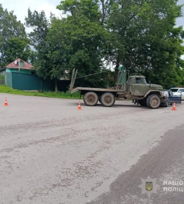 На Сумщині вантажівка вискочила на зустрічну та протаранила легковик, до лікарні потрапила жінка