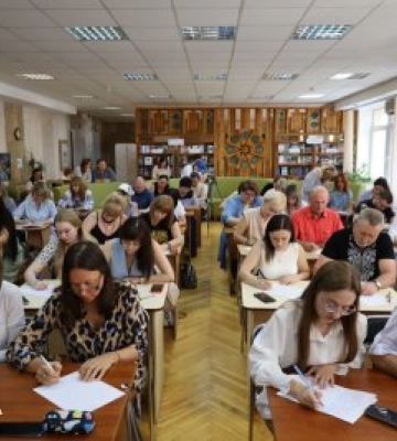 Миколаїв – українське місто: містяни написали диктант до Дня Конституції
