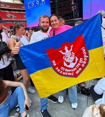 Соліст Imagine Dragons під час концерту підняв прапор бригади ТрО Одещини