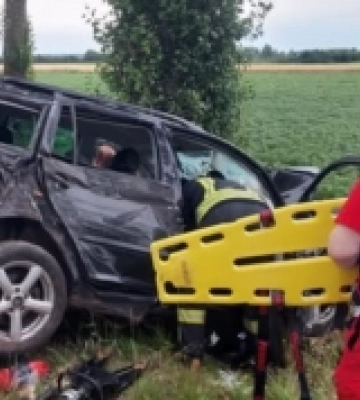 У Луцькому районі рятувальники визволили дівчину з понівеченого авто після ДТП