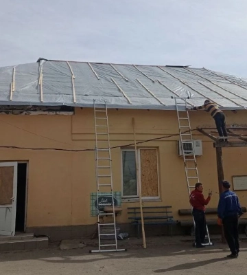 Колишні цивільні полонені допомагають херсонцям відбудовувати житло