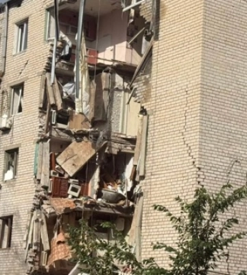 У Лимані російські війська влучили у п&#039;ятиповерхівку: поранена сім&#039;я з дитиною