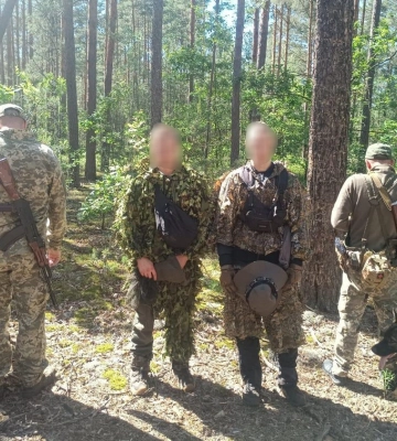 На Рівненщині прикордонники з собаками затримали двох чоловіків у маскувальних костюмах