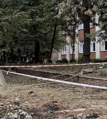 Взрывы в Лебедине: повреждены админздания и дома, пострадали супруги
