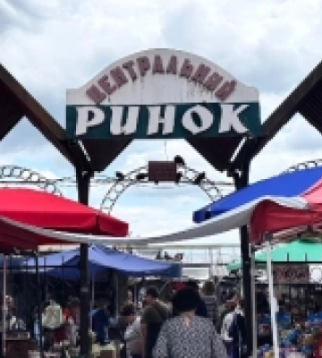 Чорниця по 150, черешня по 70: які ціни на сезонні фрукти та ягоди на Старому ринку в Луцьку