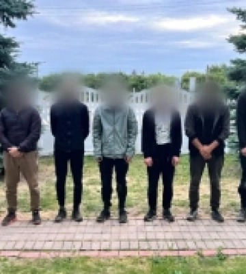 Поблизу кордону з Угорщиною на Закарпатті прикордонники зупинили групу порушників