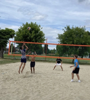 До Дня Конституції України в Ужгороді провели змагання з пляжного волейболу