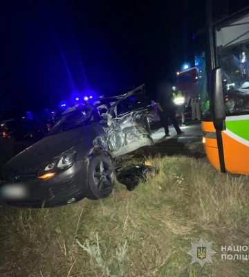 ДТП на Одещині: автобус виїхав на зустрічну та протаранив легковик, водійка якого у лікарні