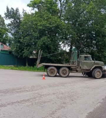 На Сумщині вантажівка вискочила на зустрічну та протаранила легковик