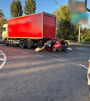 У Києві легковик влетів під вантажівку: загиблого водія вирізали з салону (ФОТО)