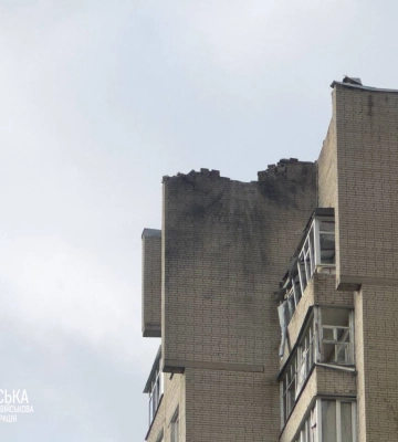 Россияне ударили дроном по многоэтажке в Сумах