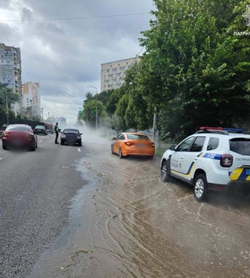 У Києві знову прорвало тепломережу: окріп затопив вулицю У Києві знову прорвало тепломережу: окріп затопив вулицю