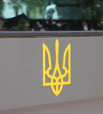 Фермери з Великої Британії привезли до Львова ще 14 позашляховиків для українських воїнів