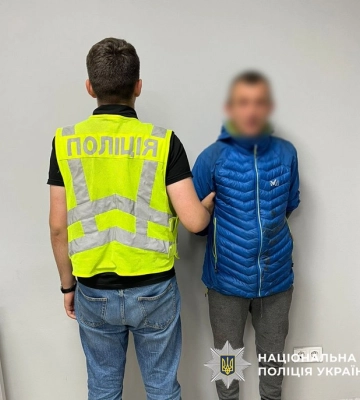 Оперативники затримали чоловіка, який пограбував киянина