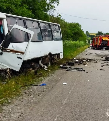 На Вінниччині рятувальники ДСНС дістали пораненого водія із потрощеного у ДТП автомобіля