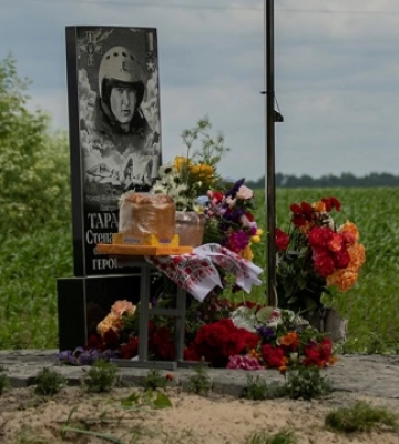 На Житомирщині відкрили пам’ятний знак на честь легендарного пілота Степана Тарабалки