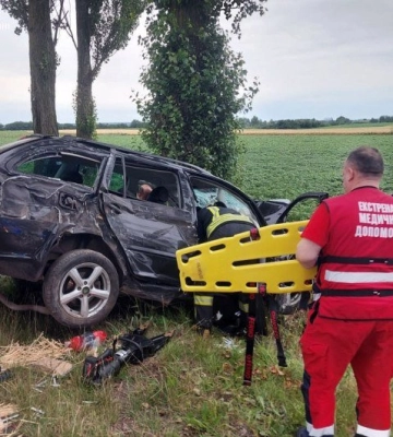 Повідомили, в якому стані госпіталізували 17-річну дівчину, яку на Волині у ДТП затисло в авто