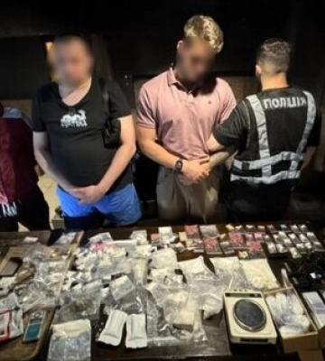 В аудіоколонку - і на таксі: у Києві затримали торговців кокаїном