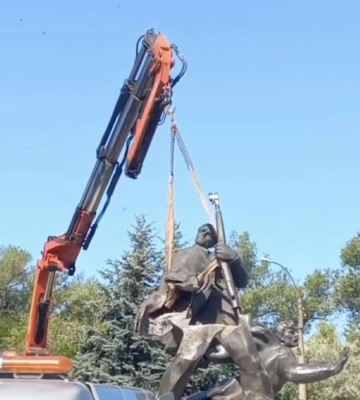 У Полтавській області демонтували монумент більшовицькій Дніпровській флотилії 