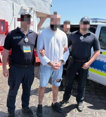 В Украину экстрадировали организатора банды поджигателей