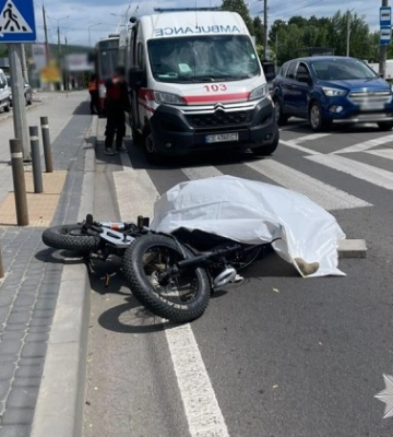 У Чернівцях вантажівка збила літнього чоловіка на електровелосипеді, - поліція