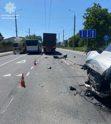 Розтрощений бус. На Хотинській у Чернівцях трапилася аварія