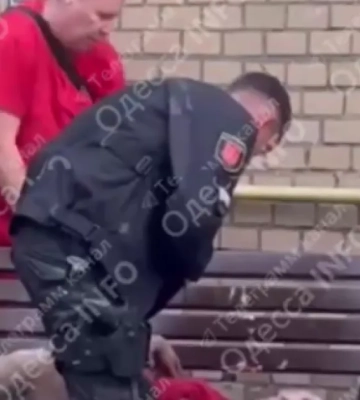 В Одессе мобилизованный залез на крышу ТЦК и бросал кирпичами в сотрудников. ВИДЕО