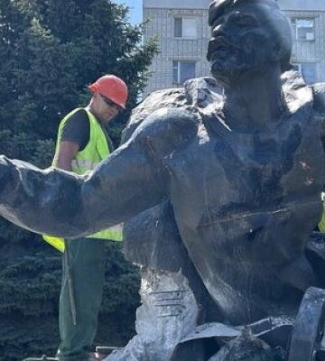 Пам’ятник більшовицьким матросам демонтували у Кременчуці. ФОТОрепортаж