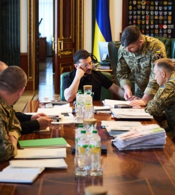 Фронт, наступ на Сумщину і постачання дронів: Зеленський провів нараду з військовими