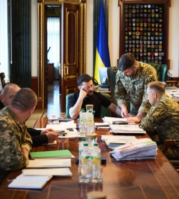 Фронт, наступление на Сумщину и поставки дронов: Зеленский провел совещание с военными