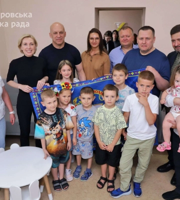 Стають новими дніпрянами. У Дніпрі ще понад 30 родин переселенців з Маріуполя отримали соціальне житло Стають новими дніпрянами. У Дніпрі ще понад 30 родин переселенців з Маріуполя отримали соціальне житло