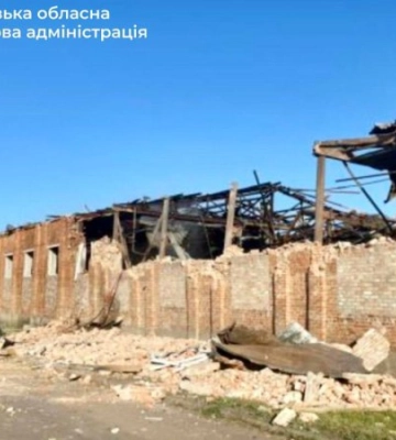 Россияне атаковали аграрное предприятие на Запорожье: повреждена спецтехника, произошел пожар. ФОТО