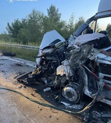 На Житомирщині рятувальники деблокували пораненого водія із потрощеної у ДТП вантажівки