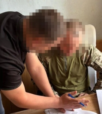 Працівника колонії, який намагався збути наркотики засудженим, судитимуть на Черкащині