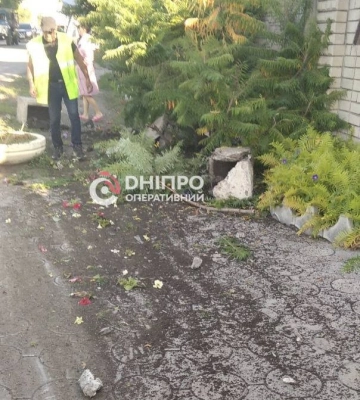 Збитий дорожній знак, розтрощені автівки та швидка: у Дніпрі ДТП паралізувала рух