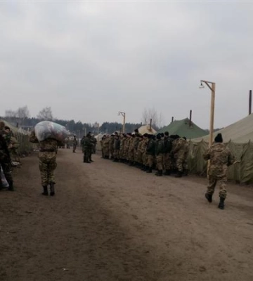 Скопление личного состава, техники и размещения военных в палаточных городках в тылу – запрещено, - Сырский
