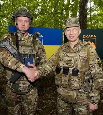 Сирський нагородив молодшого сержанта з Черкащини “Золотим хрестом”