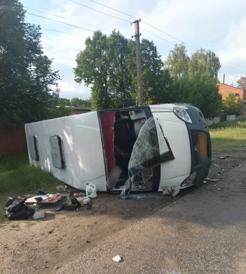 Внаслідок карколомної ДТП на Сумщині поранені троє дорослих та четверо людей. ФОТО