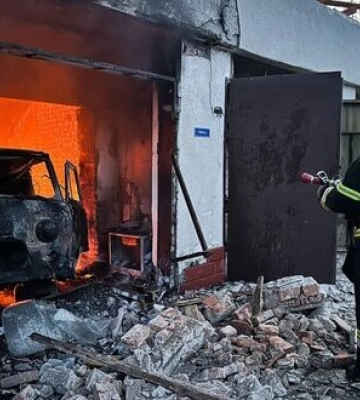 Ворог вночі атакував південь Одеського регіону: виникла пожежа на території станції швидкої допомоги. ФОТОрепортаж