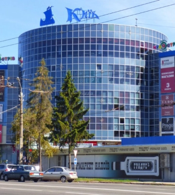 Врятувати життя не вдалося: у Полтаві хлопець впав з даху ТРЦ