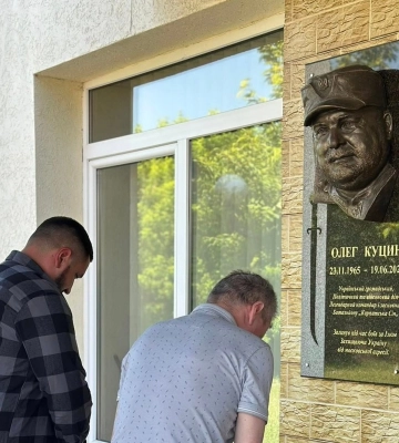 У Тячеві турнір з боксу завершили покладанням квітів до меморіальної дошки на честь Олега Куцина У Тячеві турнір з боксу завершили покладанням квітів до меморіальної дошки на честь Олега Куцина