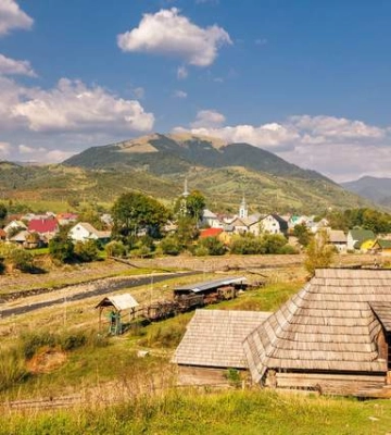 Какое село на Закарпатье известно десятком старинных музеев и живописной долиной крокусов
