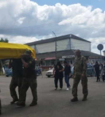 У Дубровиці в останню путь провели захисника, серце якого згоріло від болю війни