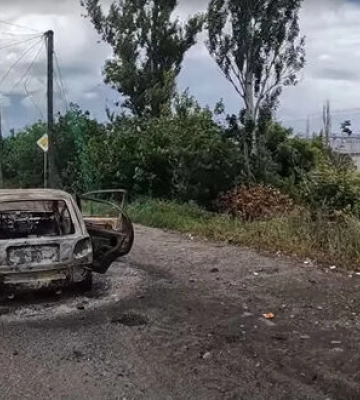 Під час евакуації авто потрапило під атаку дронів у Покровську: загинув цивільний, поранено поліцейського. ВIДЕО