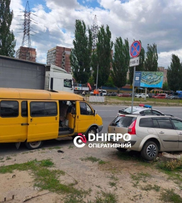 У Дніпрі біля “Каравану” Renault збив пенсіонера на тротуарі