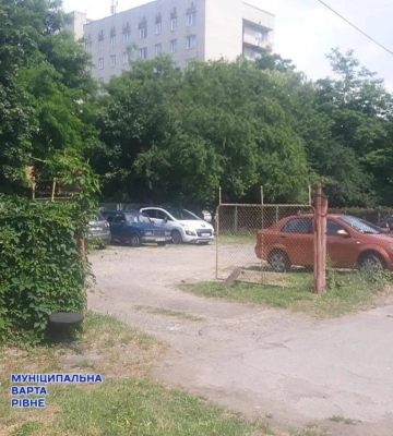 У Рівному жінка брала з людей гроші за стоянку авто на незаконній парковці