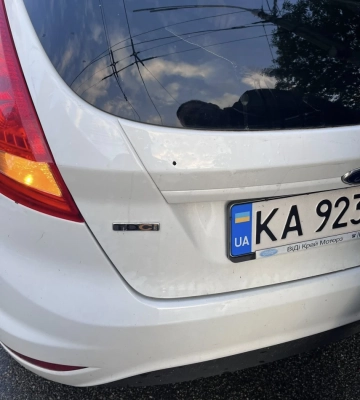 Ветеранка Дворецька розповіла, що у Києві невідомий вистрілив у її автівку з сином